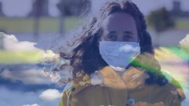 Animering Kvinna Bär Ansiktsmask Som Skyddar Från Covid Med Regnbåge — Stockvideo