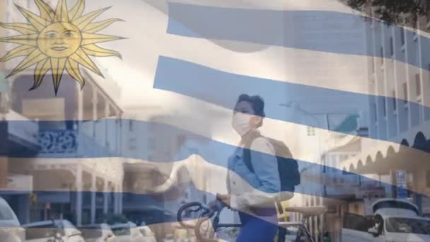 Animação Bandeira Uruguaia Acenando Sobre Mulher Asiática Usando Uma Máscara — Vídeo de Stock