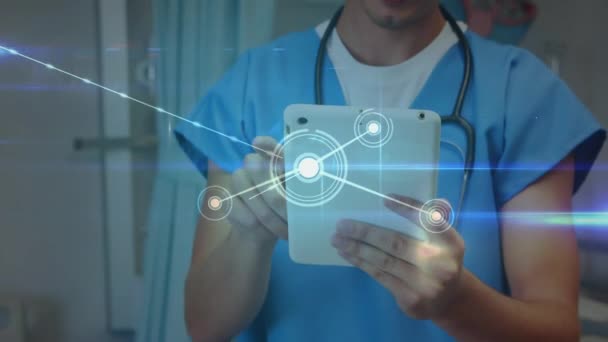 病院でデジタルタブレットを使用しながら 彼の首の笑顔の周りに聴診器を持つ男性の健康労働者に対する接続と青の光の道のネットワーク 医学研究とグローバル ネットワーキングの概念 — ストック動画