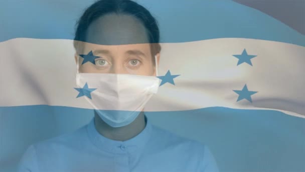 Animation Honduransk Flagga Viftar Över Kvinnan Bär Ansiktsmask Tittar Kameran — Stockvideo