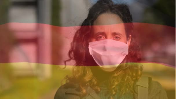 Yüz Maskesi Takan Beyaz Bir Kadının Üzerinde Alman Bayrağının Dalgalanması — Stok video