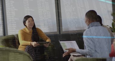 Ofiste çalışan çeşitli iş adamlarının mali veri işleme görüntüsü. Küresel iş, finans, bilgisayar ve veri işleme kavramı dijital olarak oluşturulmuş görüntü.