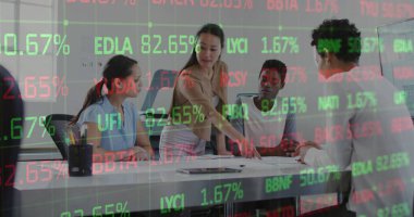 Ofisteki çeşitli iş adamlarının veri işleme görüntüsü. Küresel iş ve dijital arayüz kavramı dijital olarak oluşturulmuş görüntü.