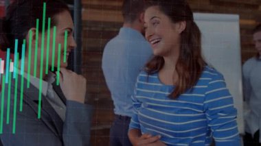 Ofisteki çeşitli iş adamları üzerinde finansal veri işleme animasyonu. Küresel finans, iş, bağlantılar, hesaplama ve veri işleme kavramı dijital olarak oluşturulmuş video.