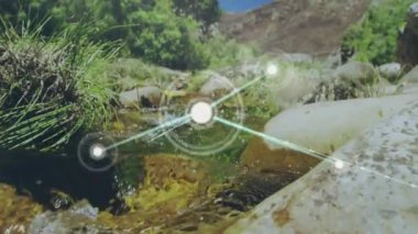 Dağ manzarası üzerindeki simgelerle bağlantı ağının animasyonu. Dijital olarak oluşturulmuş küresel bağlantılar, doğa ve dijital arayüz kavramı.