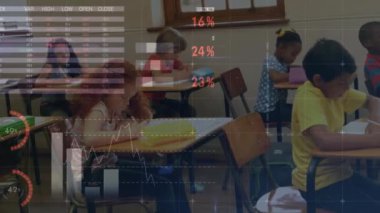 İlköğretim sınıfındaki farklı çocuklar üzerinde veri işleme çizelgelerinin animasyonu. Dijital arayüz, okul, eğitim, bağlantı ve iletişim, dijital olarak oluşturulmuş video.