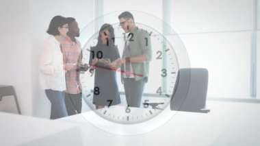 Muhtelif meslektaşların ofiste konuştuğu saatin animasyonu. Küresel iş ve dijital arayüz kavramı dijital olarak oluşturulmuş video.