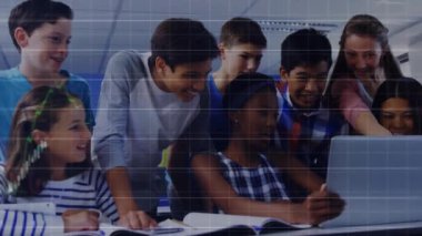 Sınıftaki çeşitli öğrencilerin finansal veri işleme animasyonları. Küresel finans, iş, bağlantılar, hesaplama ve veri işleme kavramı dijital olarak oluşturulmuş video.
