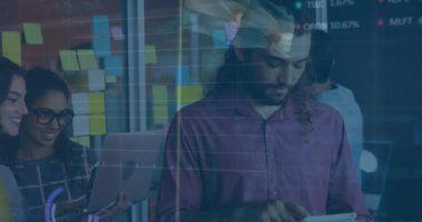 Dizüstü bilgisayar kullanan farklı iş adamlarının veri işleme ve diyagramlarının animasyonu. Küresel iş, takım çalışması ve dijital arayüz kavramı dijital olarak oluşturulmuş video.