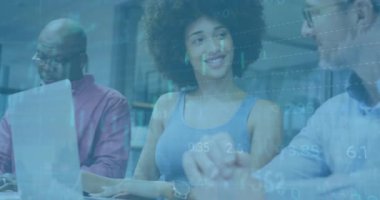 Ofiste konuşan çeşitli meslektaşların diyagramlarının ve veri işlemelerinin animasyonu. Küresel iş ve dijital arayüz kavramı dijital olarak oluşturulmuş video.