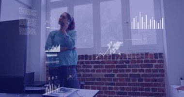 Ofiste akıllı telefondan konuşan çift ırklı iş kadınının mali veri işleme animasyonu. Küresel iş, finans ve dijital arayüz kavramı dijital olarak oluşturulmuş video.