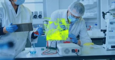 Laboratuvardaki çeşitli bilim adamları üzerinde parlayan ışık izleri. Küresel bilim, bağlantılar, hesaplama ve veri işleme kavramı dijital olarak oluşturulmuş video.