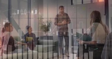 Çeşitli meslektaşların iş tartışmaları üzerine veri işleme ve diyagramların animasyonu. Küresel iş, takım çalışması ve dijital arayüz kavramı dijital olarak oluşturulmuş video.