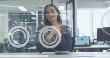 Kafkasyalı mutlu iş kadını üzerine veri işleme animasyonunun günlük ofiste görüntülü görüşmesi. Ağ, veri, dijital arayüz, iş ve iletişim, dijital olarak oluşturulmuş video.