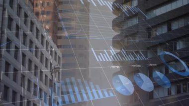 Şehirdeki finansal veri işleme animasyonu. Küresel finans, iş, bağlantılar, hesaplama ve veri işleme kavramı dijital olarak oluşturulmuş video.