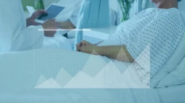 Kafkas erkek doktorun hastayla konuşması üzerine veri işleme ve diyagramların animasyonu. Küresel tıp ve dijital arayüz kavramı dijital olarak oluşturulmuş video.