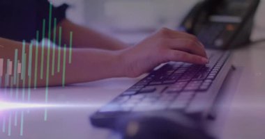 Bilgisayar kullanan beyaz bir kadın için finansal veri işleme animasyonu. Küresel finans, iş, bağlantılar, hesaplama ve veri işleme kavramı dijital olarak oluşturulmuş video.