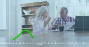 Laptop kullanan Kafkasyalı yaşlı çiftin finansal veri işleme animasyonu. Küresel finans, iş, bağlantılar, hesaplama ve veri işleme kavramı dijital olarak oluşturulmuş video.