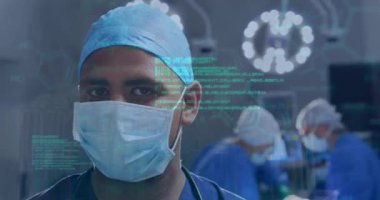 Ameliyathanedeki çeşitli cerrahlar üzerinde veri işleme ve kimyasal formüllerin animasyonu. Küresel tıp ve dijital arayüz kavramı dijital olarak oluşturulmuş video.