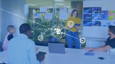 Farklı meslekdaşların iş tartışmalarında simgelerle bağlantı ağının animasyonu. Küresel iş, teknoloji ve dijital arayüz kavramı dijital olarak oluşturulmuş video.