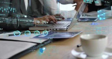 Ofisteki çeşitli iş adamları üzerinde veri işleme animasyonu. Küresel finans, iş, bağlantılar, hesaplama ve veri işleme kavramı dijital olarak oluşturulmuş video.