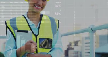 Tablet kullanan melez kadın mimarın finansal veri işleme animasyonu. Küresel iş, bağlantılar, hesaplama ve veri işleme kavramı dijital olarak oluşturulmuş video.