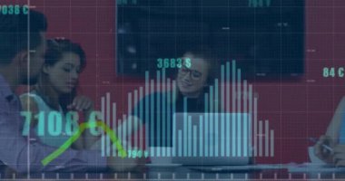 Ofisteki çeşitli iş adamları üzerinde finansal veri işleme animasyonu. Küresel finans, iş, bağlantılar, hesaplama ve veri işleme kavramı dijital olarak oluşturulmuş video.