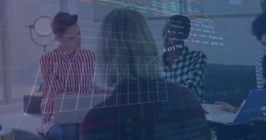 Muhtelif meslektaşların ofiste toplanması üzerine finansal veri işleme animasyonu. Küresel iş, bilgisayar, iletişim ve dijital arayüz kavramı dijital olarak oluşturulmuş video.