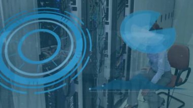 Sunucu odasındaki beyaz kadın çalışanın diyagram ve mikroskop taraması. Küresel teknoloji ve dijital arayüz konsepti dijital olarak oluşturulmuş video.