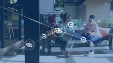 Ofisteki çeşitli iş adamlarının simgeleriyle bağlantı ağının animasyonu. Küresel iş, finans, hesaplama ve veri işleme kavramı dijital olarak oluşturulmuş video.