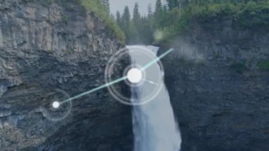 Dağ manzarası üzerindeki simgelerle bağlantı ağının animasyonu. Dijital olarak oluşturulmuş küresel bağlantılar, doğa ve dijital arayüz kavramı.