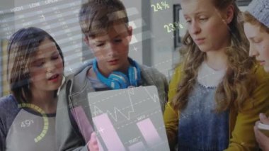 Sınıfta kadın öğretmenle birlikte çeşitli öğrencilerin finansal veri işleme animasyonu. Küresel finans, iş, bağlantılar, hesaplama ve veri işleme kavramı dijital olarak oluşturulmuş video.