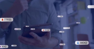 Tablet kullanan Kafkas işadamının üzerinde simge ve veri işleme animasyonları. Küresel sosyal medya, iş dünyası, bağlantılar, hesaplama ve veri işleme kavramı dijital olarak oluşturuldu.