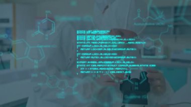 Laboratuvardaki çeşitli bilim adamları üzerinde bilimsel veri işleme animasyonu. Küresel bilim, bağlantılar, hesaplama ve veri işleme kavramı dijital olarak oluşturulmuş video.