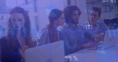 Dizüstü bilgisayarla çeşitli iş adamları üzerinde finansal veri işleme animasyonu. Küresel finans, iş, bağlantılar, hesaplama ve veri işleme kavramı dijital olarak oluşturulmuş video.