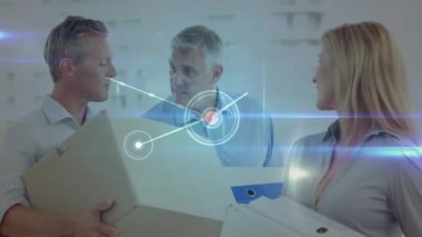 Ofisteki çeşitli iş adamlarıyla olan bağlantıların animasyonu. Küresel finans, iş, bağlantılar, hesaplama ve veri işleme kavramı dijital olarak oluşturulmuş video.