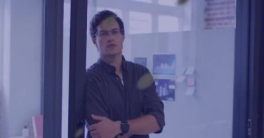 Kafkas işadamının ofisindeki finansal veri işleme animasyonu. Küresel finans, iş, bağlantılar, hesaplama ve veri işleme kavramı dijital olarak oluşturulmuş video.