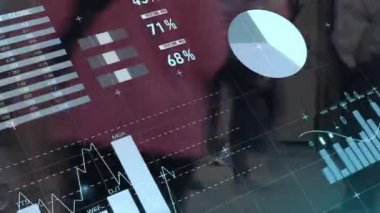 Veri işleme animasyonu, borsa ve dünya haritası yürüyenlerin üzerinde. İş ve dijital arayüz kavramı, dijital olarak oluşturulmuş video.