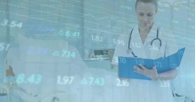 Kafkasyalı kadın doktorun hastanedeki finansal veri işleme animasyonu. Küresel tıp, sağlık, bağlantılar, hesaplama ve veri işleme kavramı dijital olarak oluşturulmuş video.