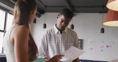 Yaratıcı ofiste çalışan çeşitli meslektaşların parmak izlerinin animasyonu. İş, takım çalışması ve dijital arayüz konsepti dijital olarak oluşturulmuş video.