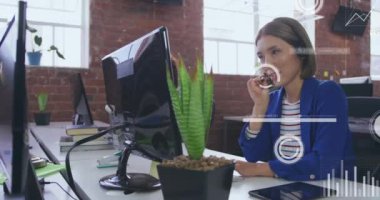 Ofisteki Asyalı iş kadınıyla ilgili bilgi işleme çizelgesi animasyonu. Ağ, veri, dijital arayüz, iş ve iletişim, dijital olarak oluşturulmuş video.