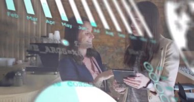 Ofisteki çeşitli iş adamları üzerinde finansal veri işleme animasyonu. Küresel finans, iş, bağlantılar, hesaplama ve veri işleme kavramı dijital olarak oluşturulmuş video.