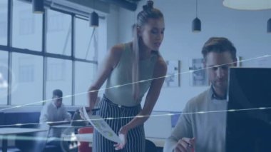 Çeşitli meslektaşların iş tartışmaları üzerine veri işleme ve diyagramların animasyonu. İş, takım çalışması ve dijital arayüz konsepti dijital olarak oluşturulmuş video.