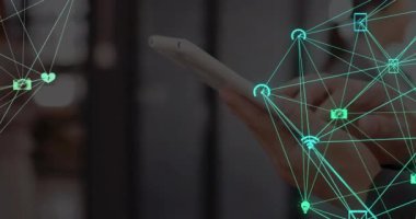 Tablet kullanan Kafkas iş kadını üzerindeki simgelerle bağlantı ağının animasyonu. Küresel finans, iş, bağlantılar, hesaplama ve veri işleme kavramı dijital olarak oluşturulmuş video.