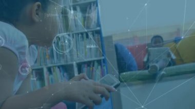 Kütüphanede tablet ve dizüstü bilgisayar kullanan çeşitli öğrencilerin iletişim ağının animasyonu. Bağlantı, veri, dijital arayüz, okul, eğitim ve iletişim, dijital olarak oluşturulmuş video.