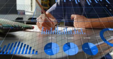 Matematiksel denklemlerin animasyonu ve Asyalı okul çocuğu üzerinde finansal veri işleme. Dijital olarak üretilen eğitim, finans, bilgisayar ve dijital arayüz kavramı.