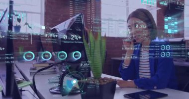 Ofisteki telefon kulaklıkları kullanılarak çeşitli meslektaşlar üzerinde şema ve veri işleme animasyonları. Küresel iş, takım çalışması ve dijital arayüz kavramı dijital olarak oluşturulmuş video.