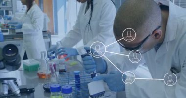 Laboratuvardaki çeşitli bilim adamlarıyla olan bağlantıların animasyonu. Küresel bilim, bağlantılar, hesaplama ve veri işleme kavramı dijital olarak oluşturulmuş video.
