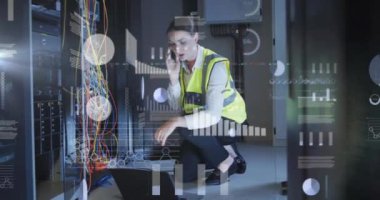 Beyaz kadın üzerinde bilgisayar sunucuları tarafından veri işleme animasyonu. Küresel finans, iş, bağlantılar, hesaplama ve veri işleme kavramı dijital olarak oluşturulmuş video.