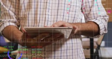 Tablet kullanan beyaz adamın finansal veri işleme animasyonu. Küresel finans, iş, bağlantılar, hesaplama ve veri işleme kavramı dijital olarak oluşturulmuş video.